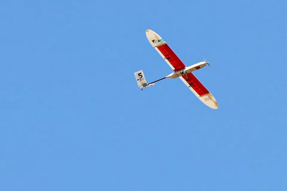 El Aurora en vuelo, con el ala de madera y film transparente y la cola en V