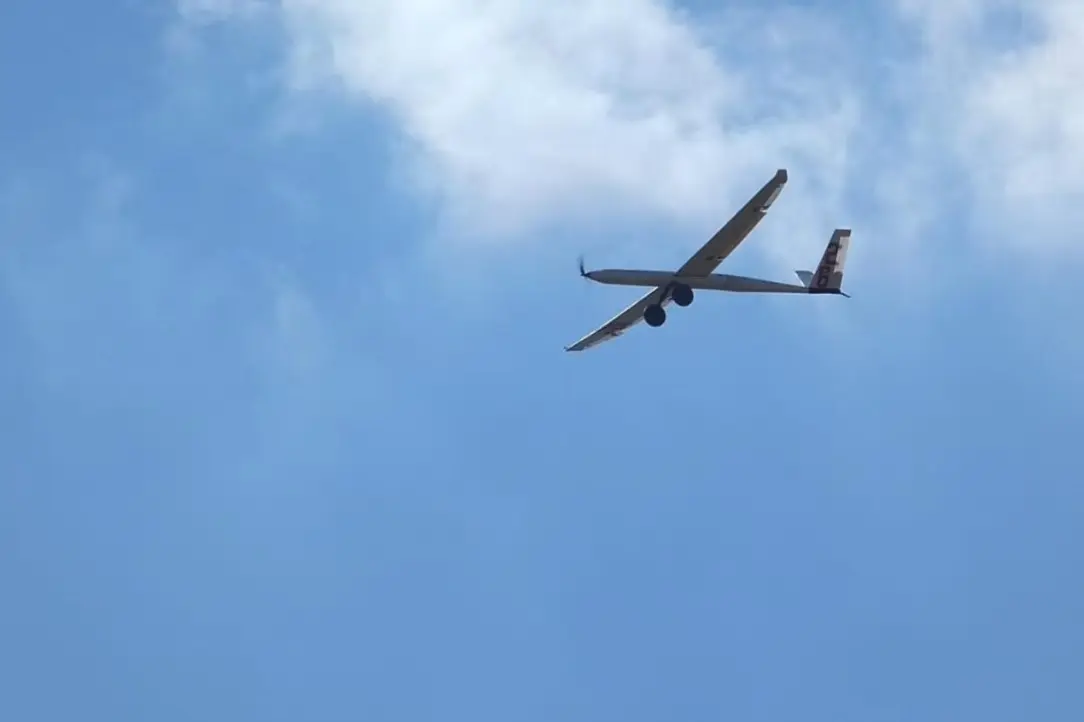 El Eclipse en vuelo, visto desde abajo, con las alas de fibra de carbono a contraluz