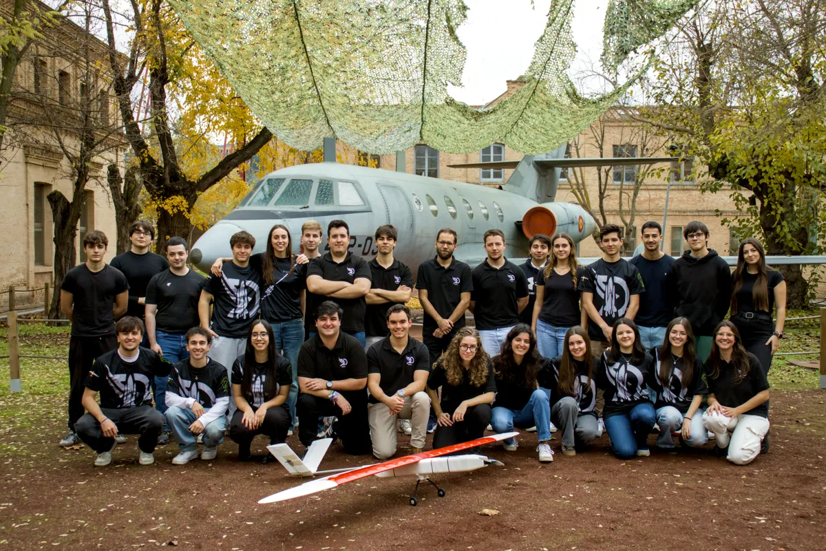 El equipo de DIANA posando junto a una de sus aeronaves en el Campus de la Fábrica de Armas